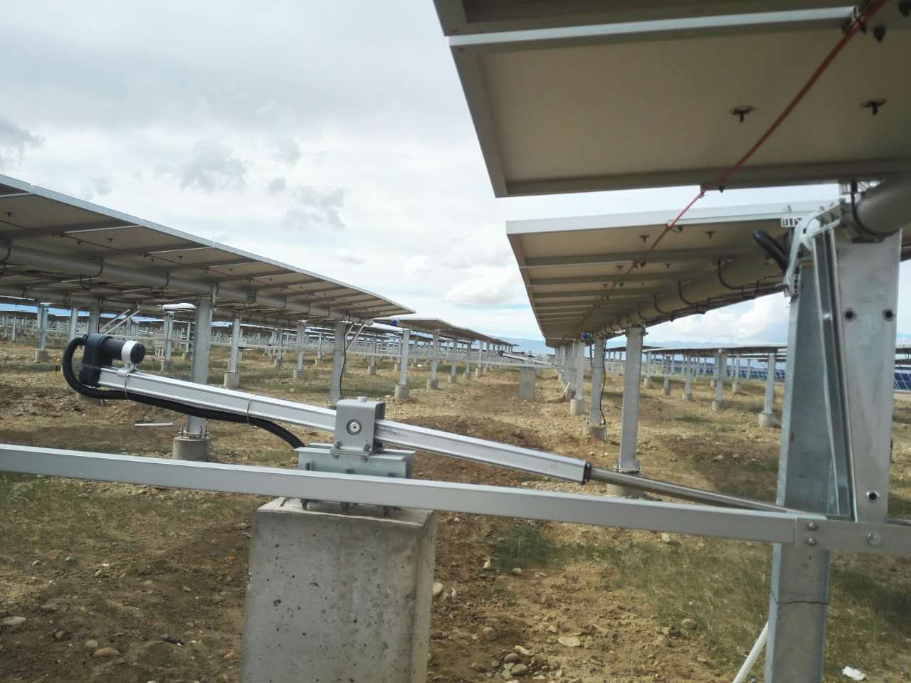 Large commercial solar farm using linear actuators for single-axis tracking
